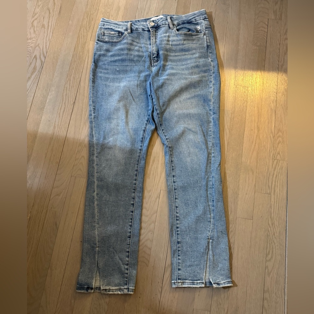 Lovervet by Vervet. split hem jeans. Straight leg. Light wash. Size 18